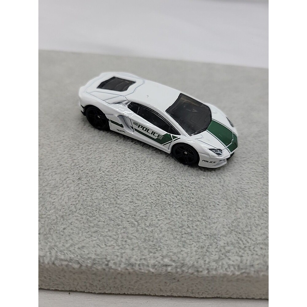 Hot Wheels Police  LAMBORGHINI AVENTADOR COUPE LP-700-4  2011